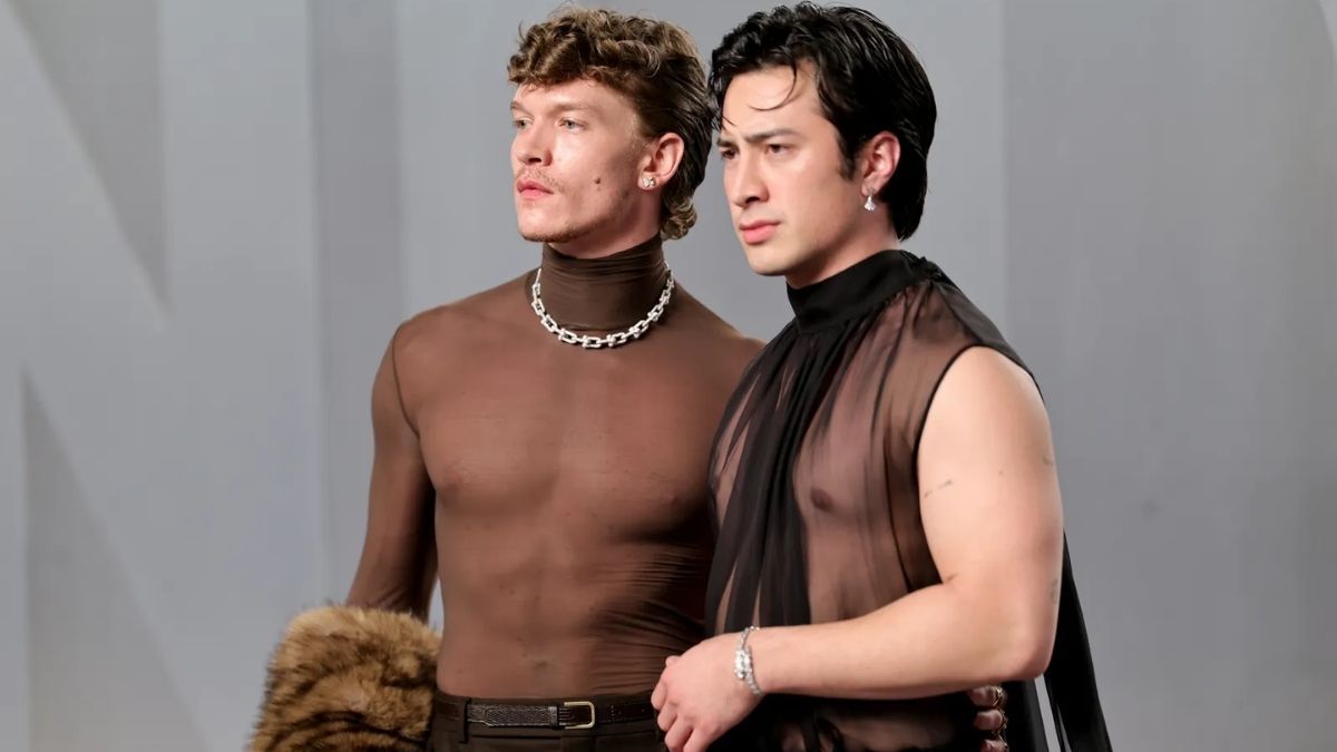Connor Storrie vistió Yves Saint Laurent y Hudson Williams lució Balenciaga. Connor Storrie vistió Yves Saint Laurent y Hudson Williams lució Balenciaga. 