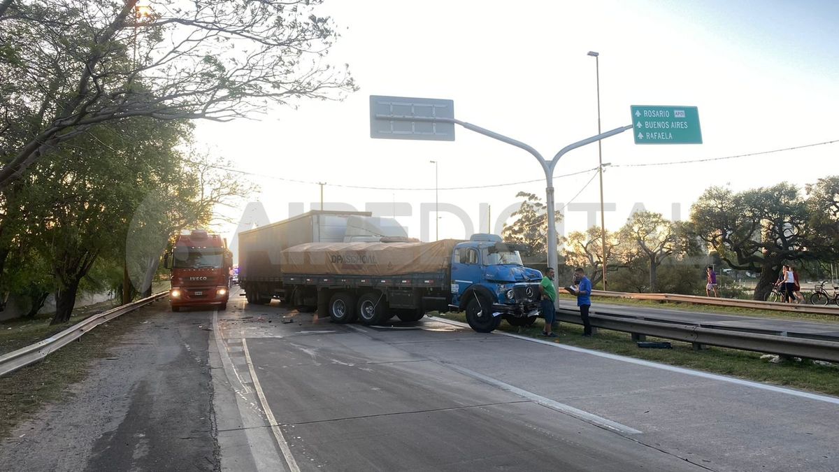 Dos camiones estuvieron involucrados en el accidente y uno de ellos quedó atravesado sobre la avenida Circunvalación.