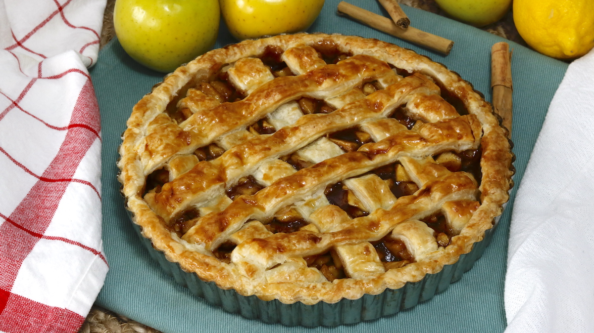 La tarta de manzana es una excelente opción para hacer en casa y disfrutar en la merienda. La tarta de manzana es una excelente opción para hacer en casa y disfrutar en la merienda. 