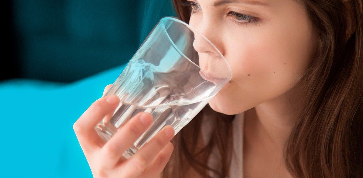 Beber agua es la mejor manera de hidratarse y conlleva muchos beneficios para la salud
