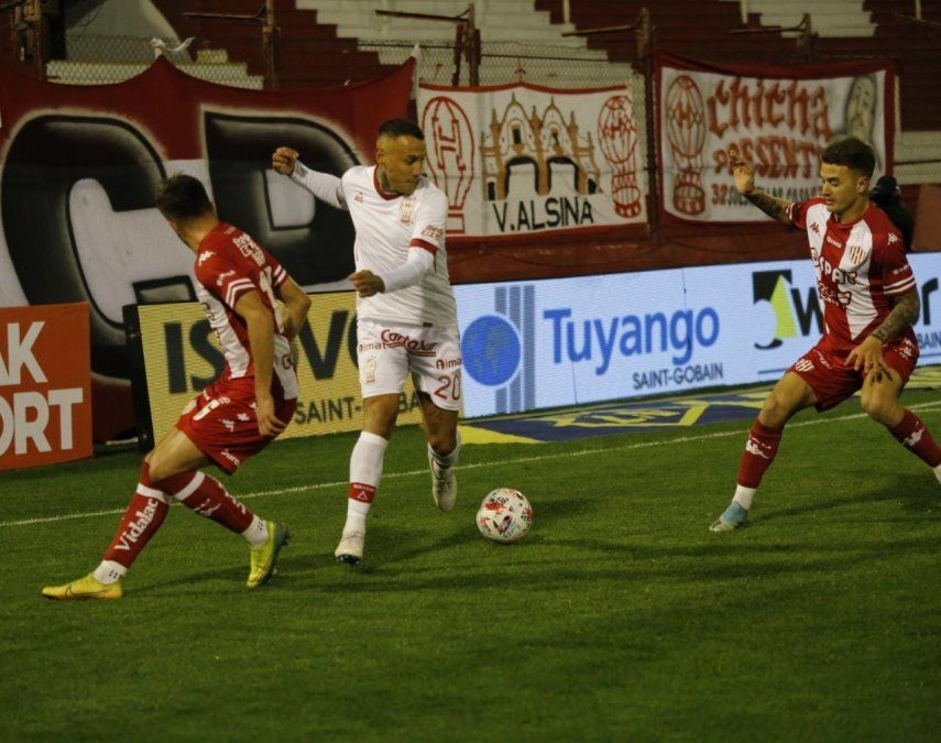 El ritmo de juego era alto, con mucha intensidad y buenas intenciones, pero ninguno de los equipos fue capaz de crear ocasiones de gol en la primera parte.