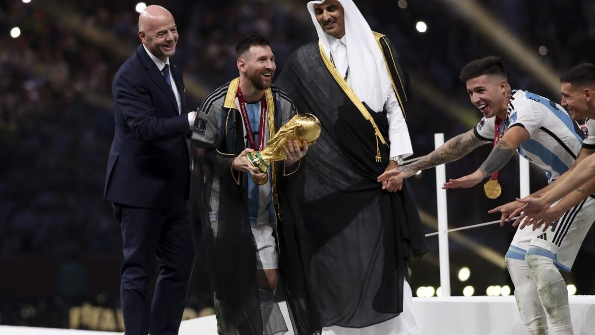 Mundial de Qatar 2022: que significado tiene la túnica que lució Lionel Messi al levantar la copa
