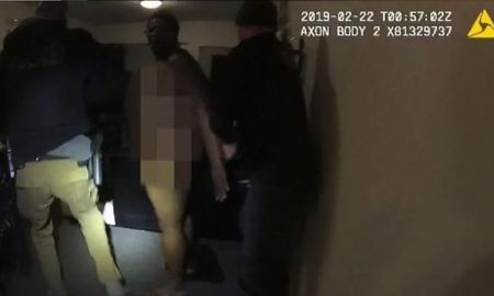 Policías entran por error a una casa y arrestan a una mujer desnuda Policías entran por error a una casa y arrestan a una mujer desnuda