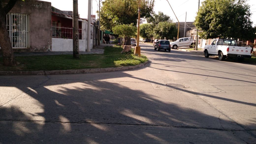 Esperaba el colectivo, un ladrón la asaltó y la golpeó bestialmente