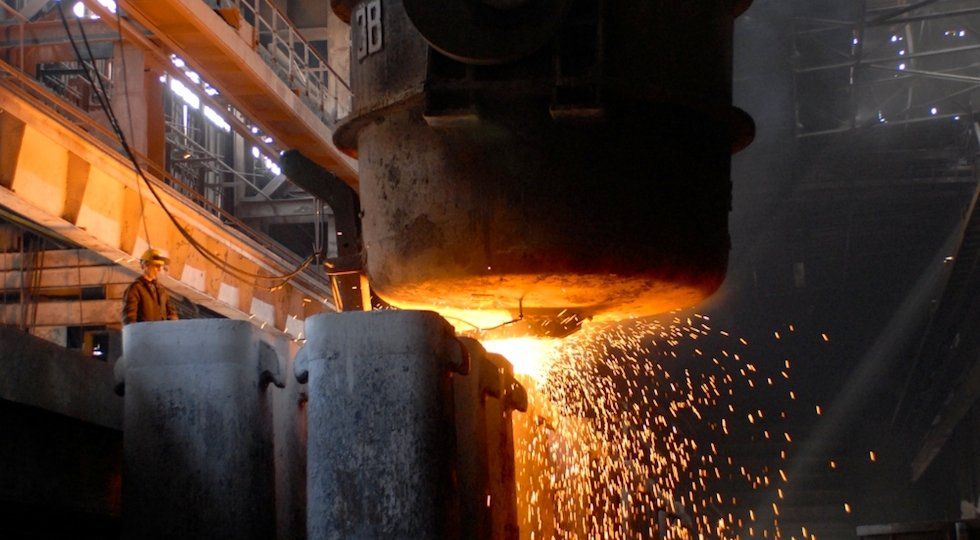 Acindar cuenta con alrededor de mil empleados propios y unos 600 contratistas, a los que se suman otras tres mil personas que dependen indirectamente de la actividad de la planta. Acindar cuenta con alrededor de mil empleados propios y unos 600 contratistas, a los que se suman otras tres mil personas que dependen indirectamente de la actividad de la planta.