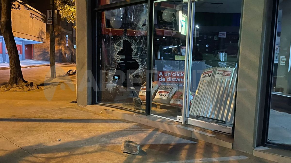Ciudad de Santa Fe: con un adoquín reventaron la vidriera de un corralón y robaron herramientas