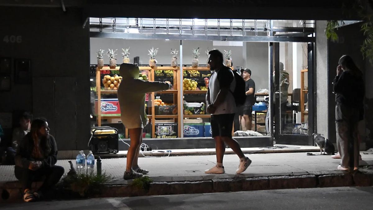 La empresa EDES, encargada del suministro eléctrico, informó que el 40% de los usuarios ya tiene el servicio restablecido, pero aún hay sectores sin luz. La empresa EDES, encargada del suministro eléctrico, informó que el 40% de los usuarios ya tiene el servicio restablecido, pero aún hay sectores sin luz.
