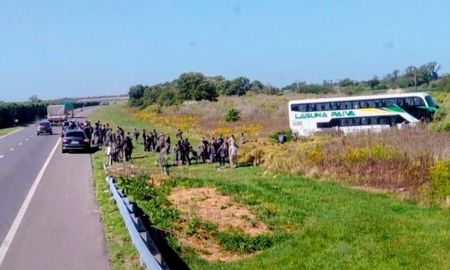 Un trágico siniestro vial se produjo en la mañana de este martes en la Autopista Santa Fe – Rosario, dejando como saldo dos personas fallecidas y un total de ocho heridos. Un trágico siniestro vial se produjo en la mañana de este martes en la Autopista Santa Fe – Rosario, dejando como saldo dos personas fallecidas y un total de ocho heridos.