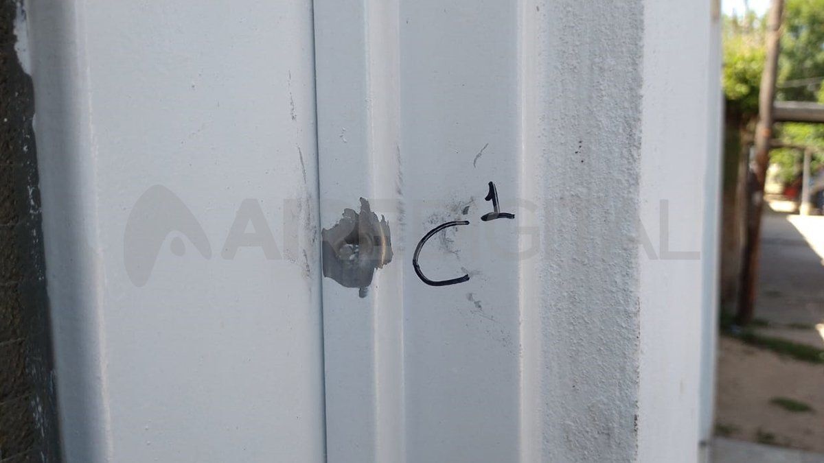 Uno de los disparos impactó en el marco de una puerta. 