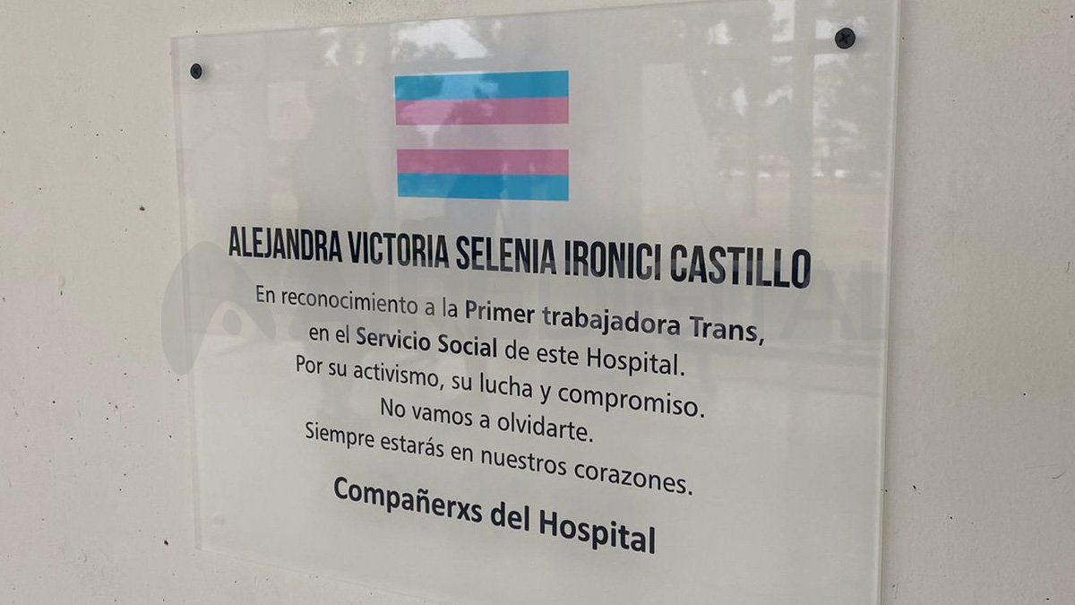 El Nuevo Hospital Iturraspe cumplió tres años y descubrió una placa en homenaje a Alejandra Ironici.