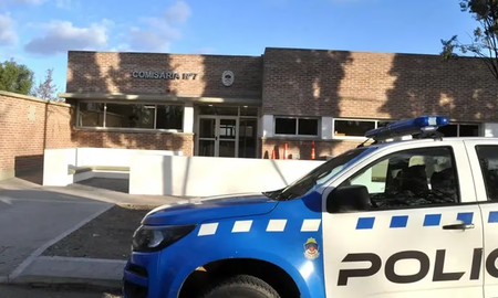 Los estudios revelaron que la víctima presentaba indicios de abuso sexual. Además, durante el allanamiento, descubrieron cartas y dibujos que reforzarían esa hipótesis. Los estudios revelaron que la víctima presentaba indicios de abuso sexual. Además, durante el allanamiento, descubrieron cartas y dibujos que reforzarían esa hipótesis.