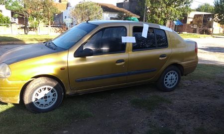 El automóvil en el que se trasladaban las tres personas que acordaron la venta de la mercadería robada El automóvil en el que se trasladaban las tres personas que acordaron la venta de la mercadería robada