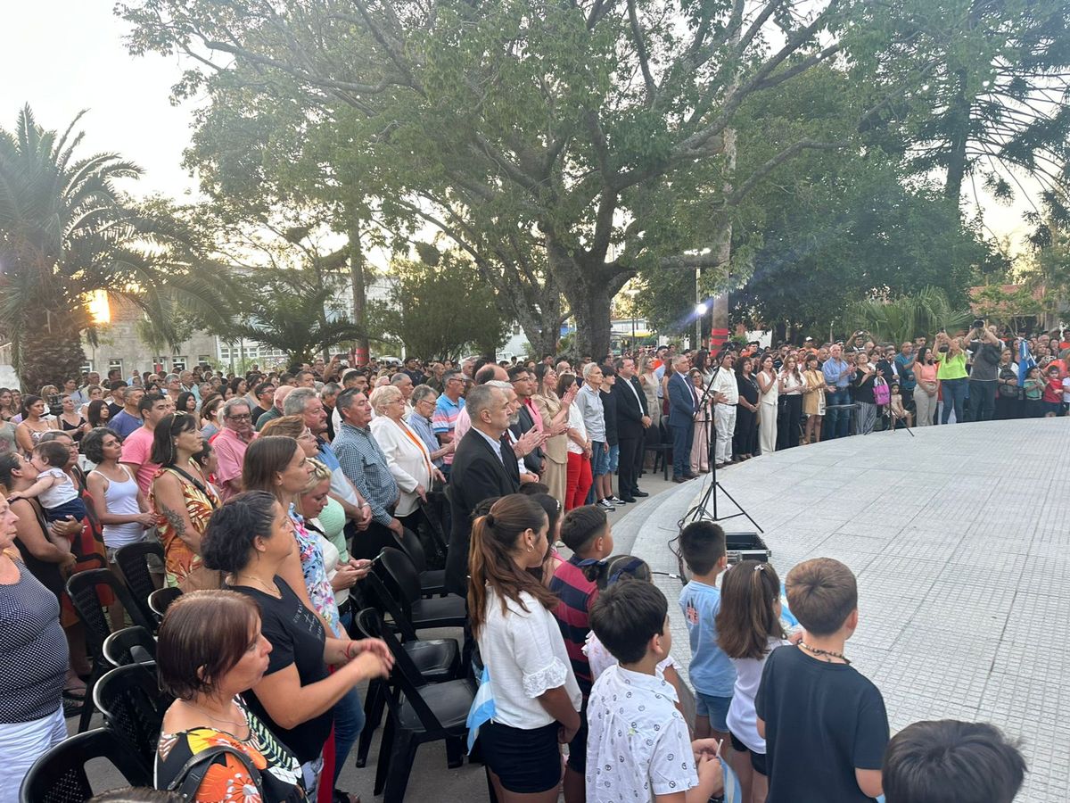 Vecinos y autoridades se acercaron al acto de asunción de Mario Papaleo en Sauce Viejo.