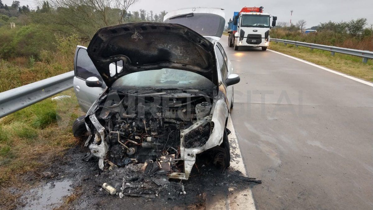 Auto quemado en la Circunvalación Oeste