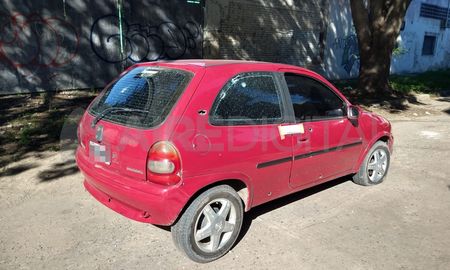 Las víctimas del tiroteo se desplazaban a bordo de un Chevrolet Corsa que quedó destrozado por las balas. Las víctimas del tiroteo se desplazaban a bordo de un Chevrolet Corsa que quedó destrozado por las balas.