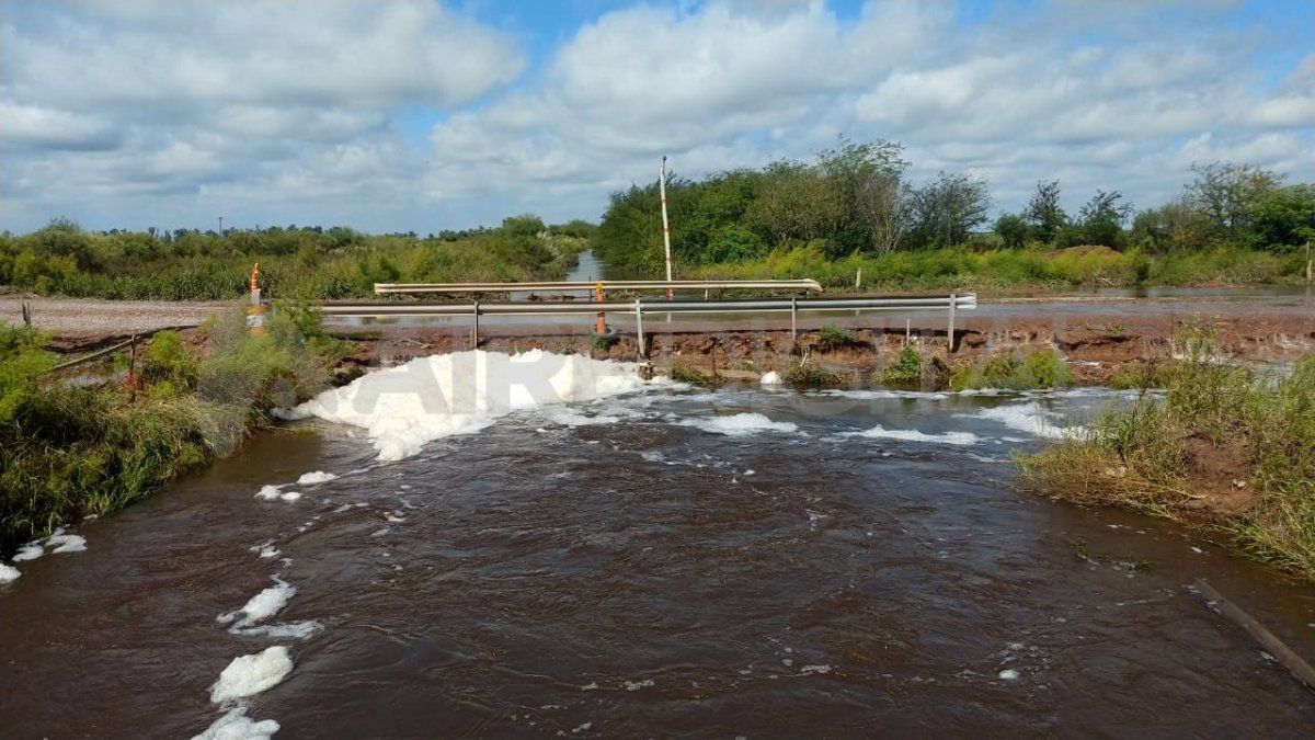 El móvil de AIRE estuvo en la zona del desvío que se desarrolló para la construcción de un puente nuevo, que tiene fecha de inauguración en los próximos meses, pero que hoy está inundado.