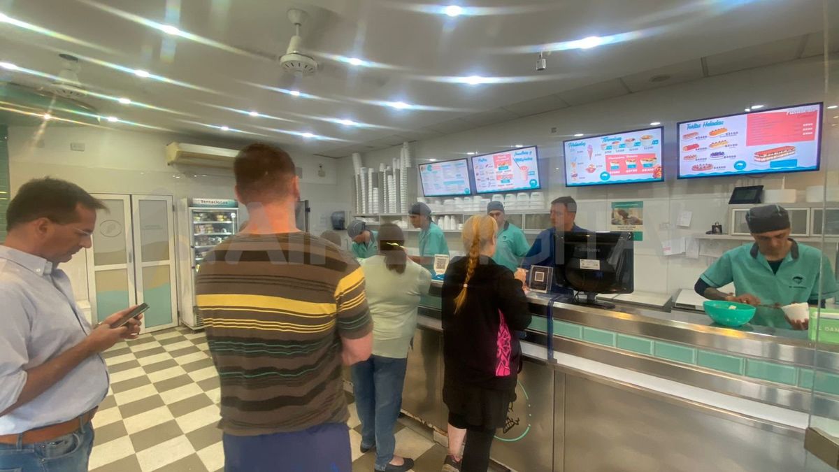 Éxito total en la Noche de las Heladerías: largas colas para comprar en todos los locales adheridos.