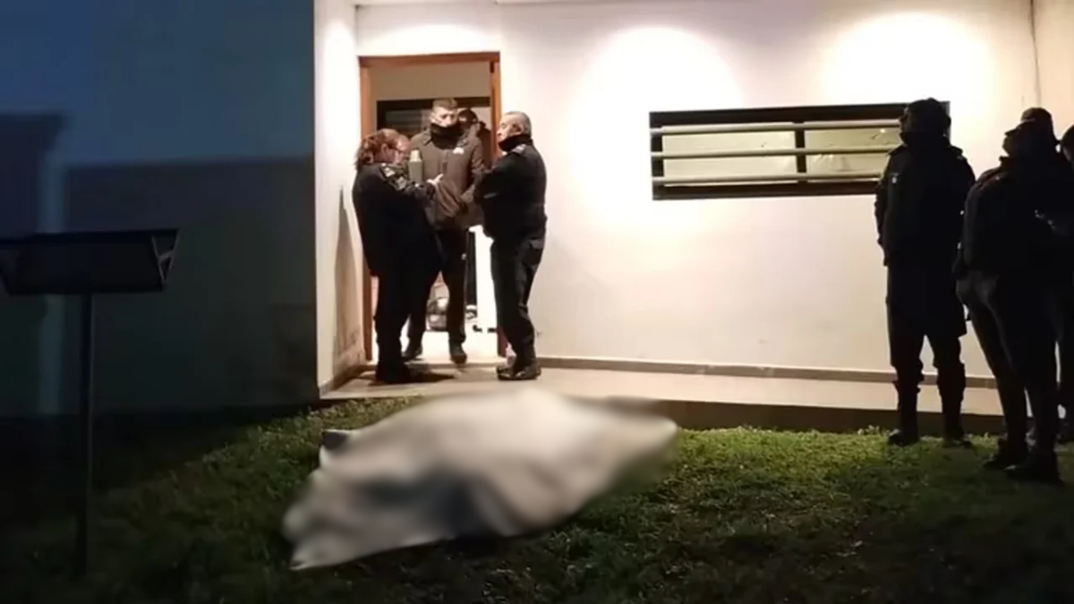 Entradera en City Bell: el cuerpo del ladrón fue encontrado en el patio de la casa. Entradera en City Bell: el cuerpo del ladrón fue encontrado en el patio de la casa.