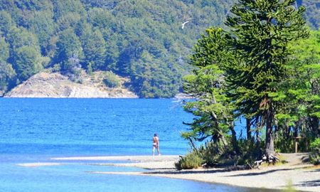 Un pueblo escondido en la Patagonia con aguas cristalinas. Un pueblo escondido en la Patagonia con aguas cristalinas.