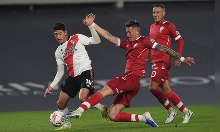 Gallardo paró un equipo mixto de titulares y suplentes, para conservar algunos jugadores de cara al Superclásico del próximo miércoles. Gallardo paró un equipo mixto de titulares y suplentes, para conservar algunos jugadores de cara al Superclásico del próximo miércoles.