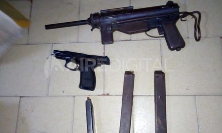 Una metralleta y una 9 mil&iacute;metros. Las dos armas que secuestraron los investigadores a lo largo de la pesquisa.&nbsp;