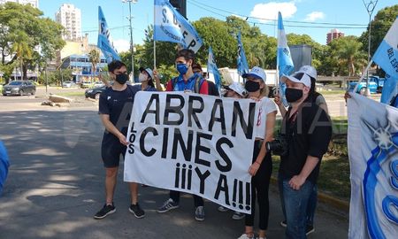 Los trabajadores de los cines reclaman la apertura de las salas en Santa Fe. Los trabajadores de los cines reclaman la apertura de las salas en Santa Fe.