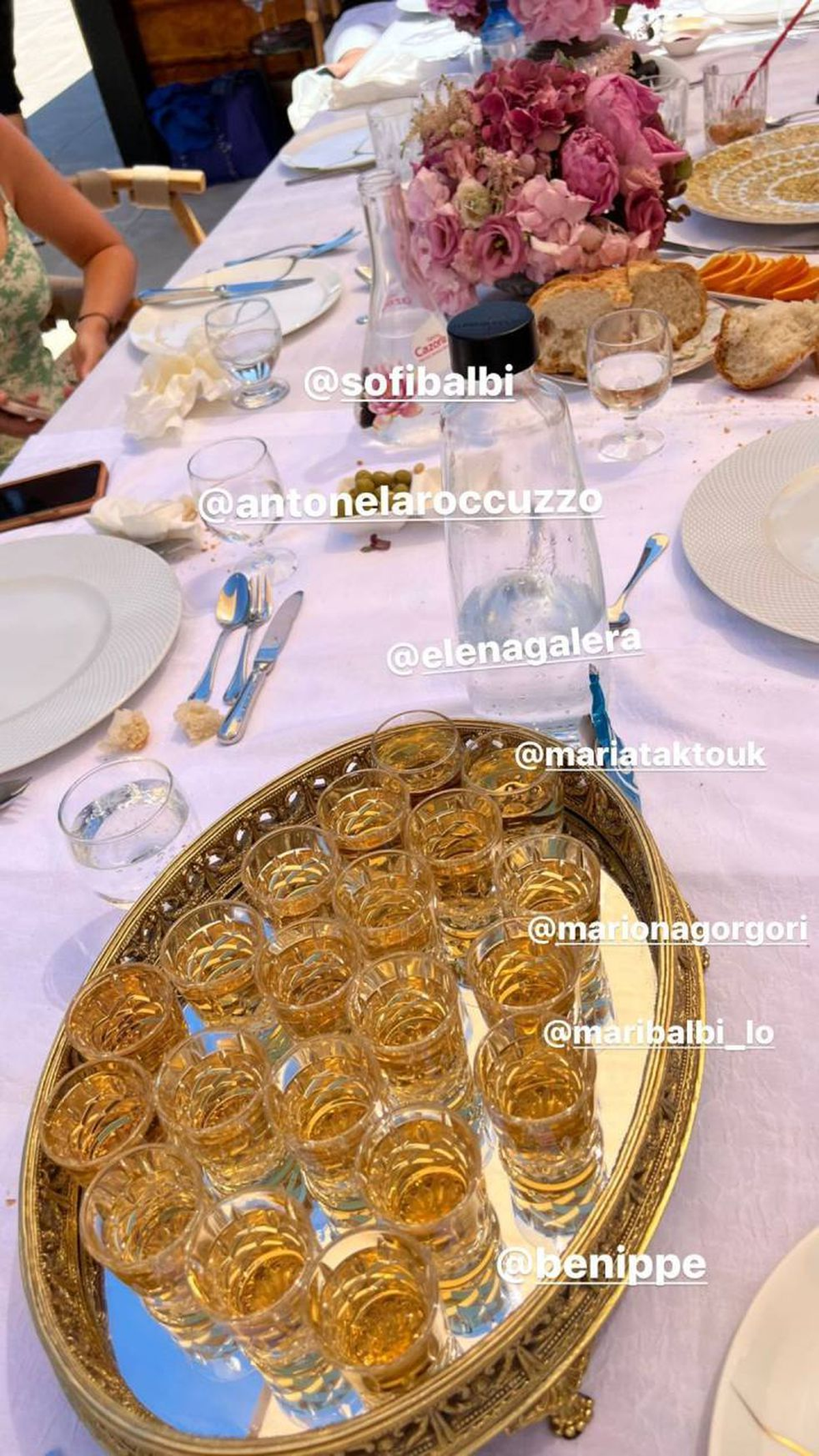 Antonela Roccuzzo junto a sus amigas.