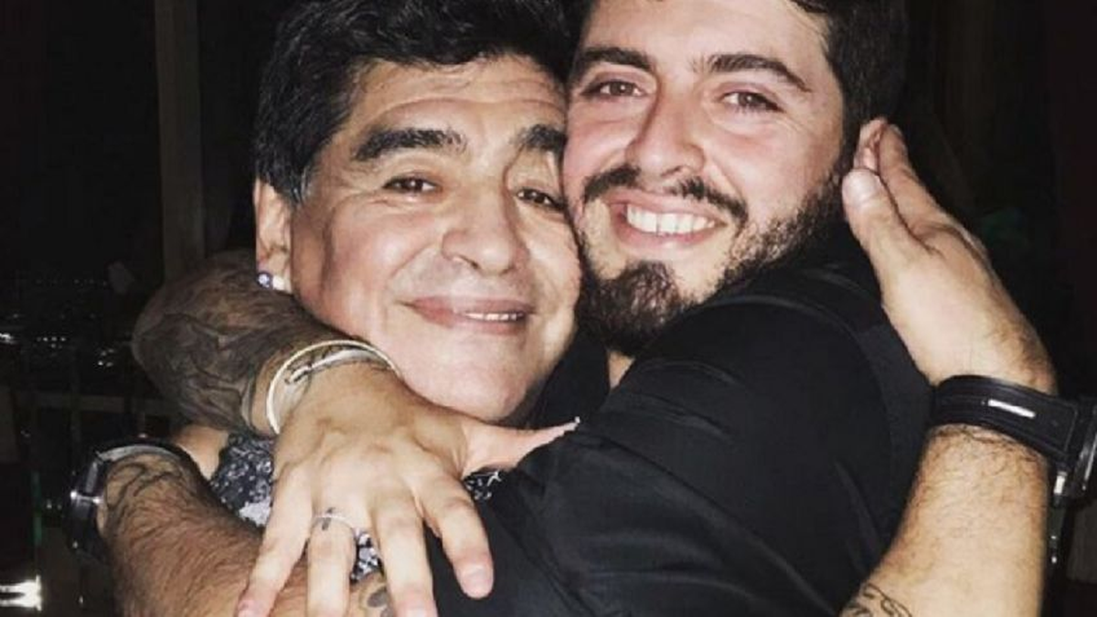 Diego Maradona Jr. y su padre, el astro argentino del fútbol. 