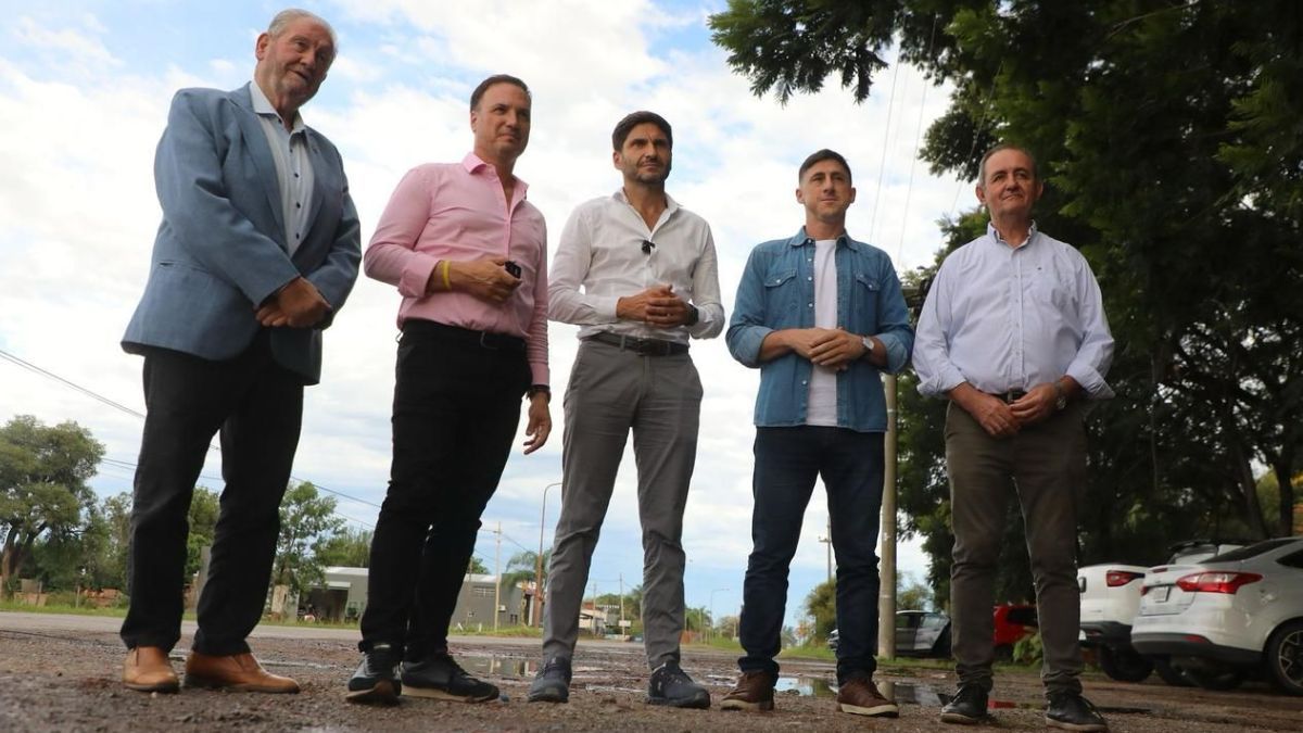 Pullaro estuvo acompañado por el ministro de Obras Públicas, Lisandro Enrico, el senador por La Capital, Paco Garibaldi, y los intendentes de Monte Vera, Beto Pallero, y de Recreo, Omar Colombo. Pullaro estuvo acompañado por el ministro de Obras Públicas, Lisandro Enrico, el senador por La Capital, Paco Garibaldi, y los intendentes de Monte Vera, Beto Pallero, y de Recreo, Omar Colombo.