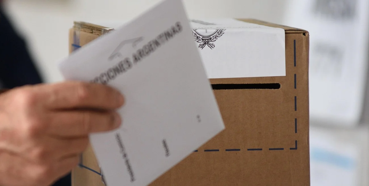 Votos en blanco: aquellos sobres vacíos o con papel de cualquier color, sin inscripciones ni imágenes. Votos en blanco: aquellos sobres vacíos o con papel de cualquier color, sin inscripciones ni imágenes.