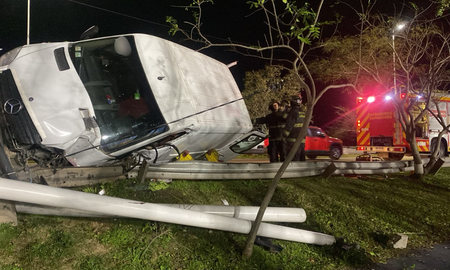 La camioneta quedó tendida del guardarrail tras el accidente. La camioneta quedó tendida del guardarrail tras el accidente.