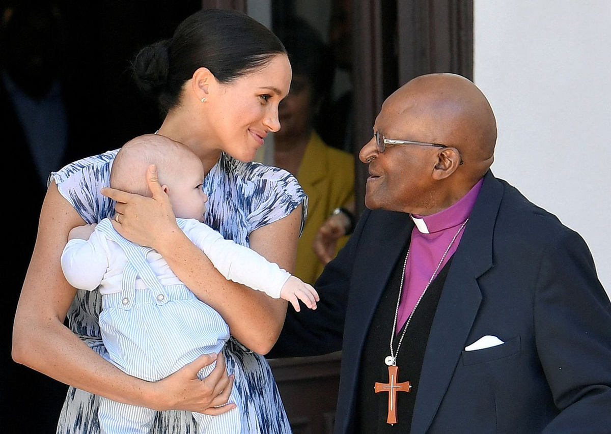 FILE PHOTO: Britain's Meghan, Duchess of Sussex, holding her son Archie, meets Archbishop Desmond Tutu at the Desmond & Leah Tutu Legacy Foundation in Cape Town, South Africa, September 25, 2019. REUTERS/Toby Melville/Pool/File Photo TPX IMAGES OF THE DAY Por: REUTERS