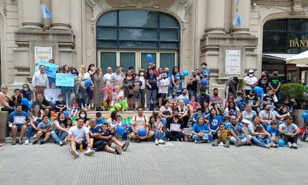 La peatonal santafesina se convirtió en el escenario del reclamo de las organizaciones sociales que luchan por la integración de las personas con trastorno del espectro autista La peatonal santafesina se convirtió en el escenario del reclamo de las organizaciones sociales que luchan por la integración de las personas con trastorno del espectro autista