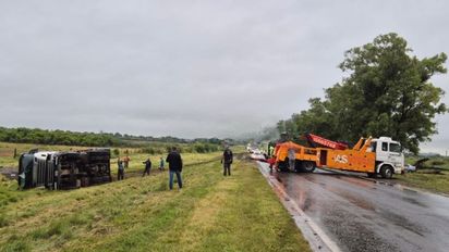 Corte sobre la Ruta Nacional 34: la conductora de un camión quiso esquivar un choque frontal y volcó