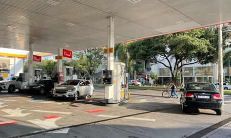 YPF, Axion y Shell actualizaron sus listas y los aumentos se sintieron en los surtidores. YPF, Axion y Shell actualizaron sus listas y los aumentos se sintieron en los surtidores.