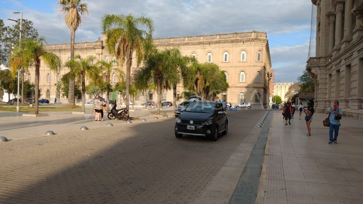 La caravana de padres y estudiantes del las escuelas secundarias y primarias de Santa Fe reclamaron la vuelta a las clases presenciales.&nbsp;