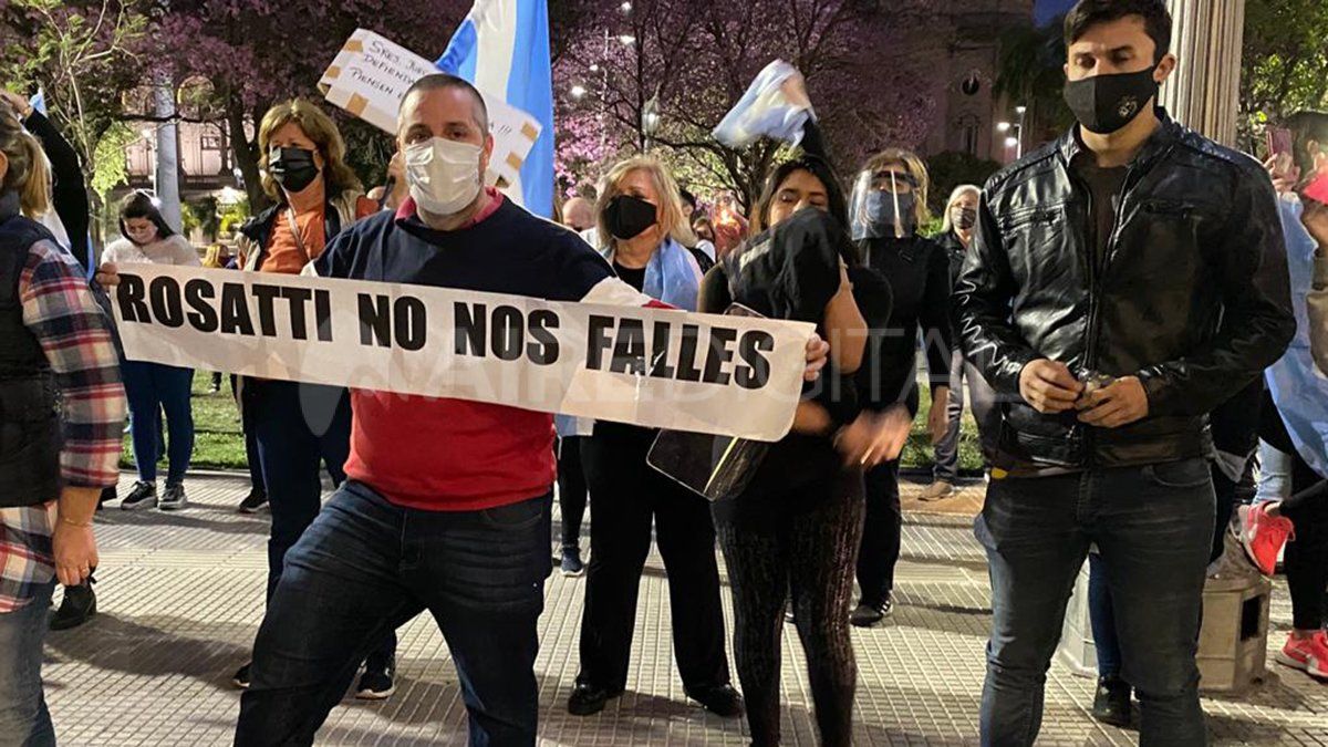 Un ciudadano con un cartel dirigido al juez Rosatti: