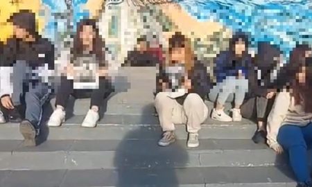 Caleta Olivia: dos chicas de 13 años acuchillaron a otra en una pelea por un chico Caleta Olivia: dos chicas de 13 años acuchillaron a otra en una pelea por un chico