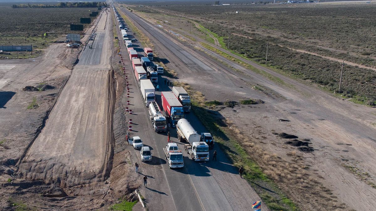 El bloqueo del tránsito en la ruta 3 en el acceso norte de Trelew continúa por segundo día.&nbsp;