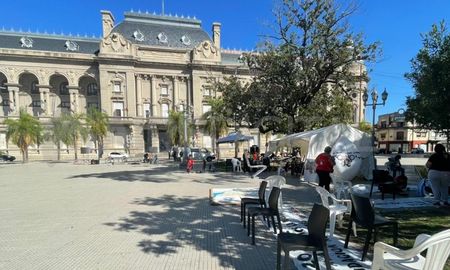 La Carpa Negra de los inundados ya está instalada en Plaza 25 de Mayo. La Carpa Negra de los inundados ya está instalada en Plaza 25 de Mayo.