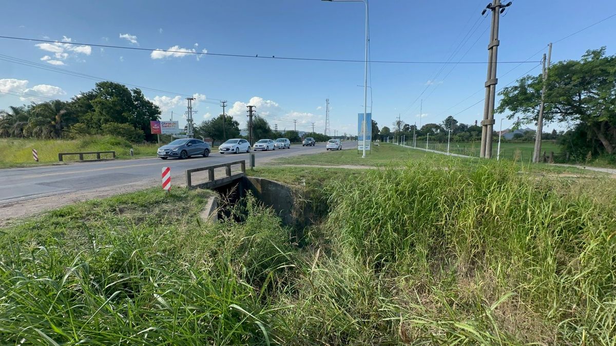 El zanjón donde cayó la camioneta, sobre la ruta 6 en el ingreso a Esperanza. El zanjón donde cayó la camioneta, sobre la ruta 6 en el ingreso a Esperanza.