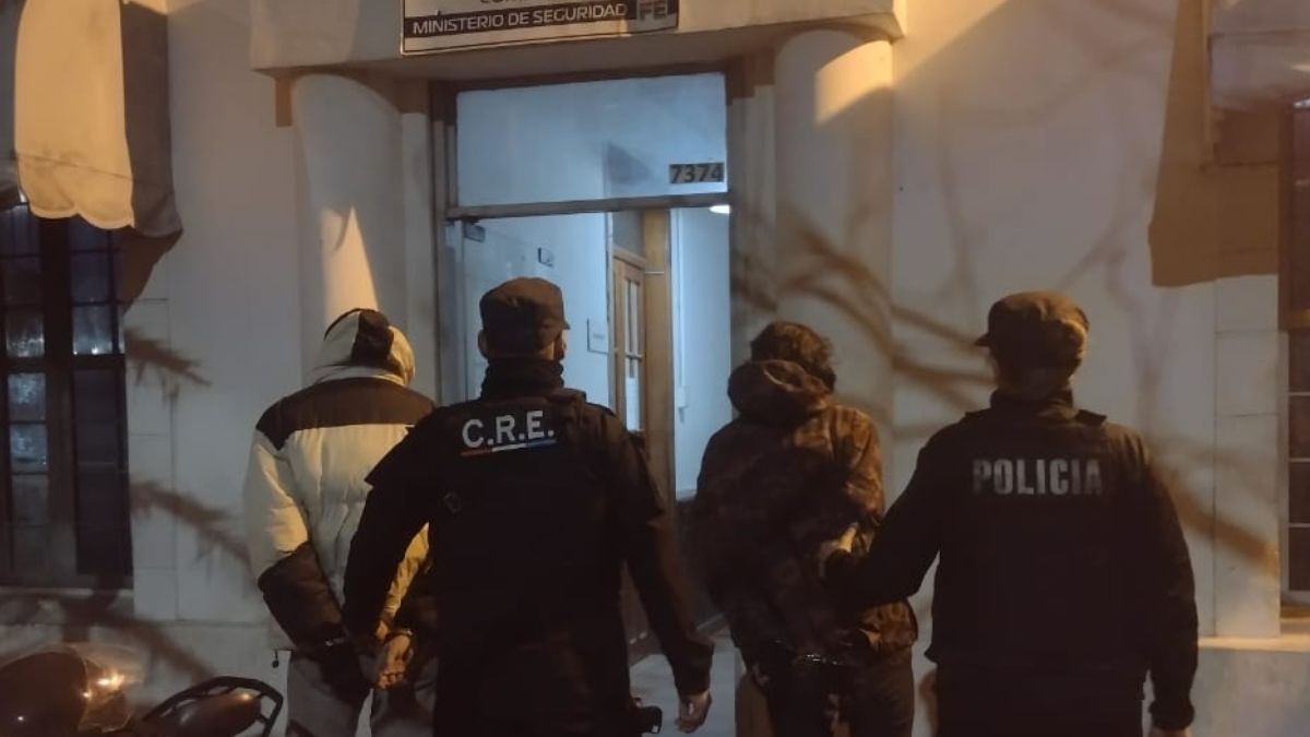 Un hombre de 30 años y una mujer de 45