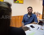 La profesora puso como condición que la entrevista sea de espaldas a la cámara. La profesora puso como condición que la entrevista sea de espaldas a la cámara.