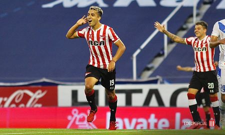 Estudiantes venció a Vélez y ganó por primera vez en la Copa Diego Maradona. Cortó una racha de 15 partidos sin ganar. Estudiantes venció a Vélez y ganó por primera vez en la Copa Diego Maradona. Cortó una racha de 15 partidos sin ganar.