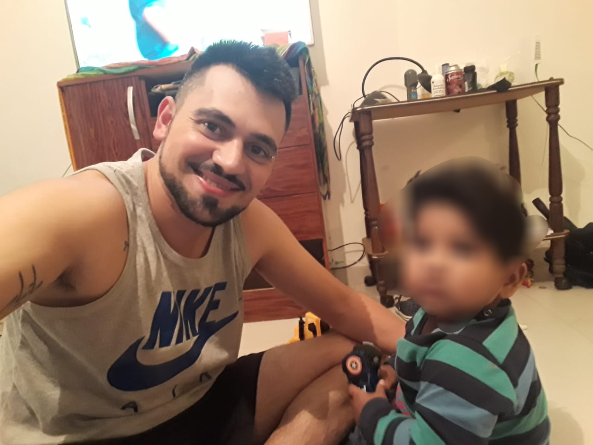 Matías conoció a Santino en febrero de 2017. Hacía nueve años que trabajaba en contacto con chicos, pero con él fue una conexión especial. Un día, mientras lo cuidaba en terapia intensiva, se dio cuenta que haría lo imposible para convertirse en su papá.