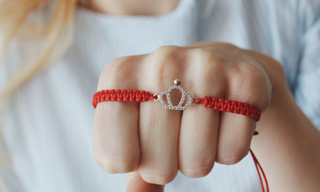 La mano en la que hay que usar las pulseras para la buena suerte. La mano en la que hay que usar las pulseras para la buena suerte.