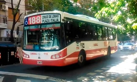 brutal: un colectivero de villa fiorito intento salvar a un pasajero de un asalto y lo apunalaron en la cara brutal: un colectivero de villa fiorito intento salvar a un pasajero de un asalto y lo apunalaron en la cara