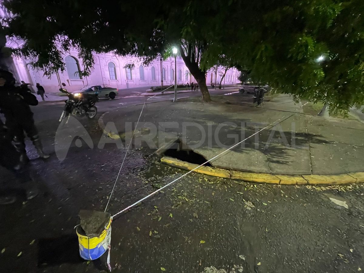 La policía colocó las cintas de peligro, para evitar la circulación de personas en el lugar. La policía colocó las cintas de peligro, para evitar la circulación de personas en el lugar.