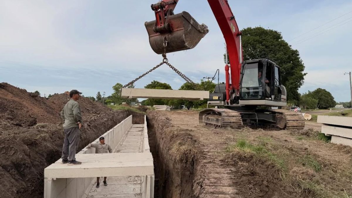 El Gobierno de la Provincia de Santa Fe ejecuta obras para localidades con alto riesgo hídrico. El Gobierno de la Provincia de Santa Fe ejecuta obras para localidades con alto riesgo hídrico.