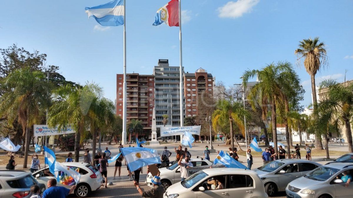 Con banderas, pancartas y bocinazos, los peronistas santafesinos se manifestaron frente a la Casa Gris.